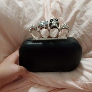 Black knuckle clutch